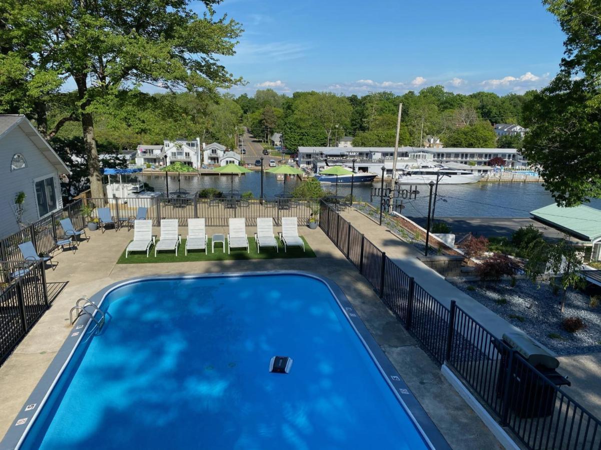 Holiday Hill Resort Saugatuck Exterior photo